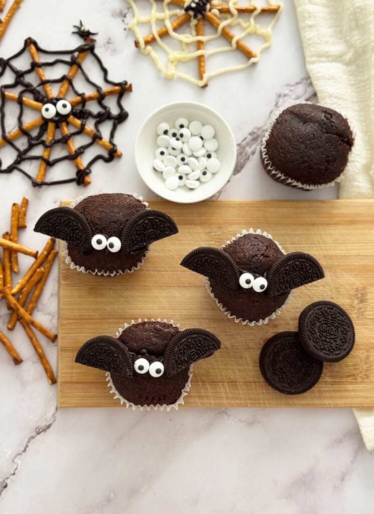 Oreo-Bats-Halloween-Chocolate-Cupcakes 2
