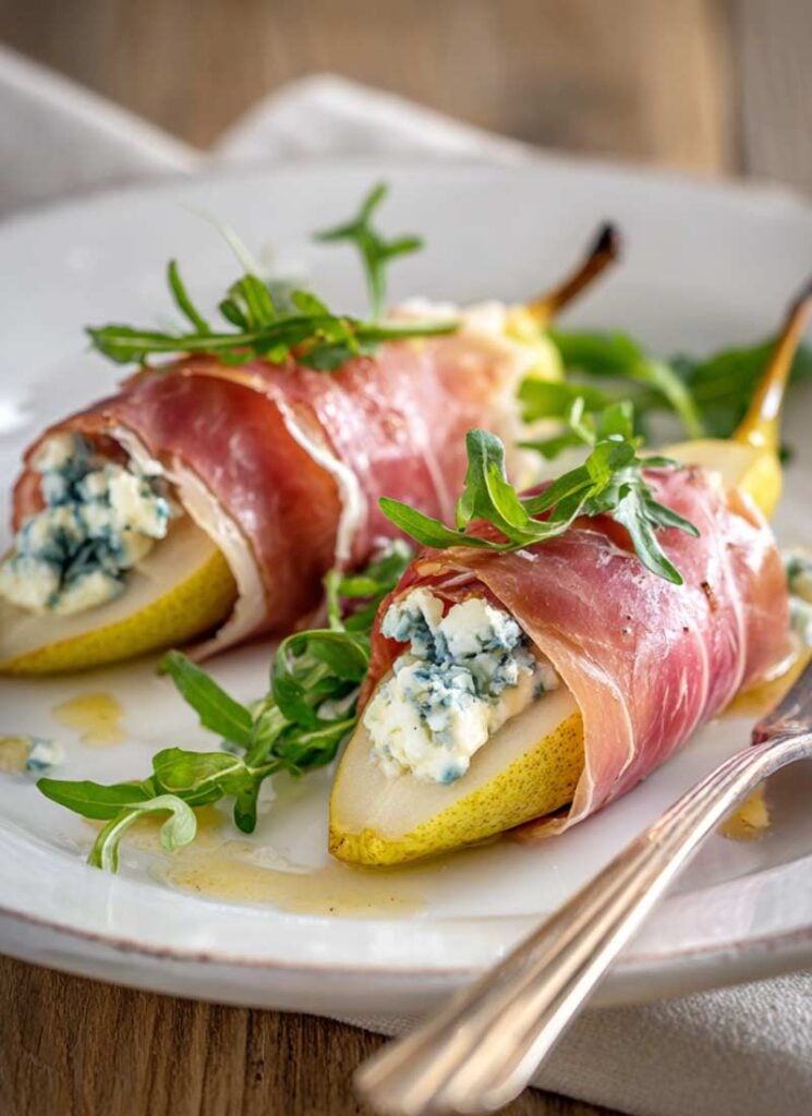 cold-appetizer-no-bake-slice-of-a-Pear-And-Blue-Cheese-wrapped-with-prosciutto-6