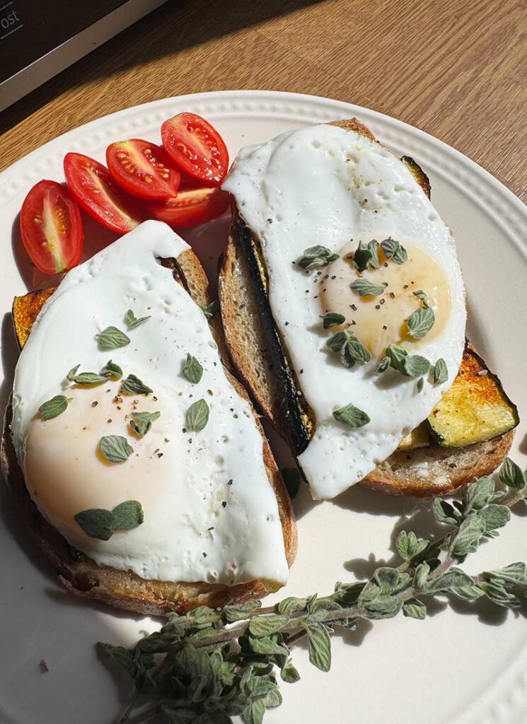 Breakfast-Bruschetta-Zucchini,-Fried-eggs-and-Za'atar