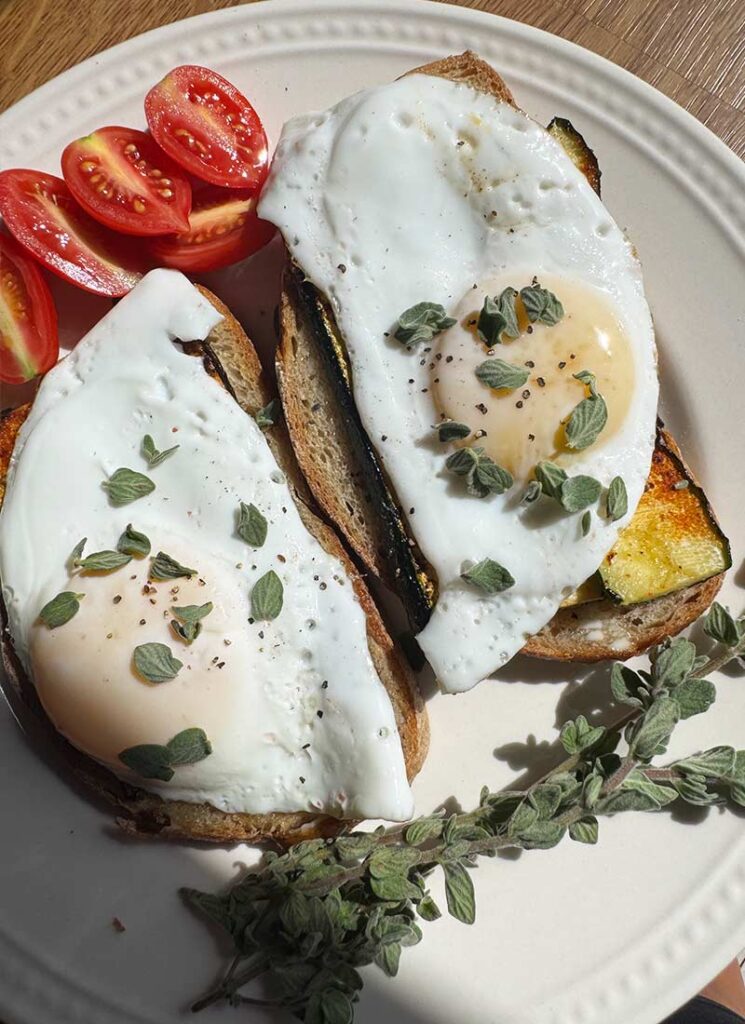 Breakfast-Bruschetta-Zucchini,-Fried-eggs-and-Za'atar