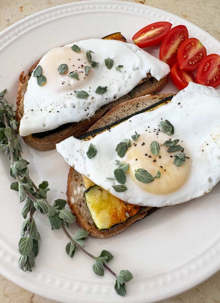 Breakfast-Bruschetta-Zucchini,-Fried-eggs-and-Za'atar