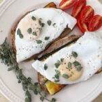 Breakfast-Bruschetta-Zucchini,-Fried-eggs-and-Za'atar
