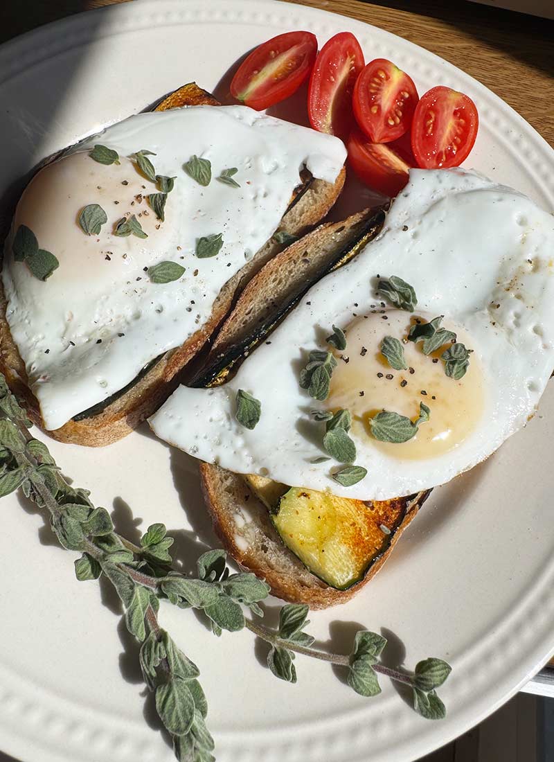Breakfast-Bruschetta-Zucchini,-Fried-eggs-and-Za'atar