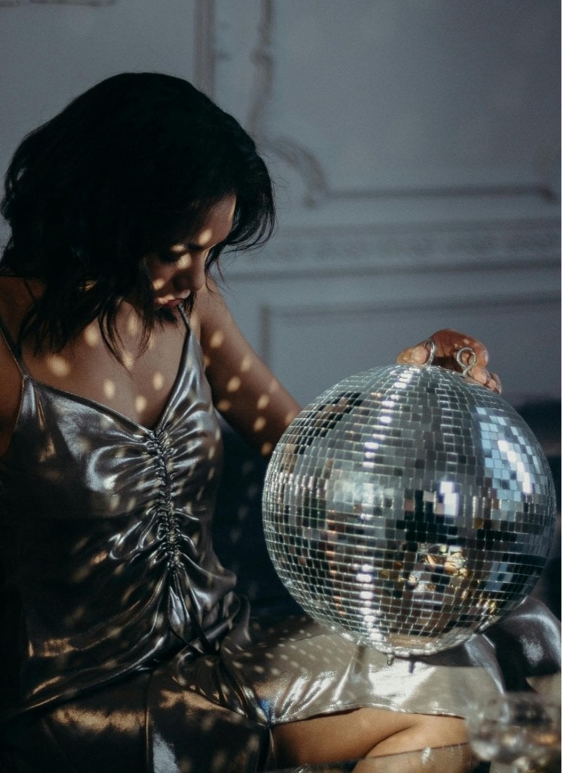 The Ultimate Guide to 90s-Themed Birthday Party Ideas (Decor, Food, Music)