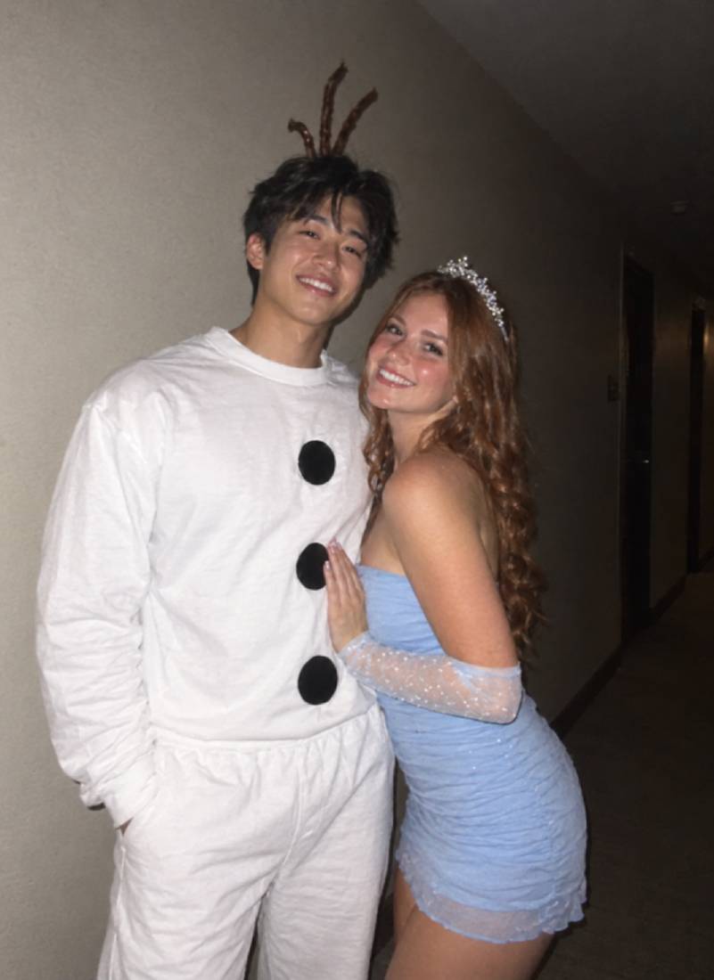 A Frozen Costume Idea that Works for Duos